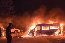 Đà Lạt: Cháy xe Limousine trong bãi giữ xe