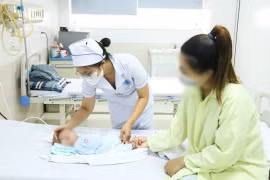Cứu sống bé trai 7 ngày tuổi ngừng thở vì sặc sữa