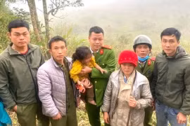 Bé gái 2 tuổi sống sót thần kỳ sau hơn 1 ngày đêm mất tích trong rừng