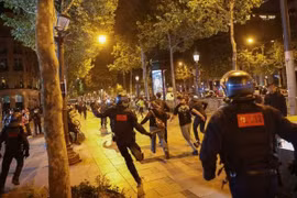 Đêm bạo loạn thứ 5 ở Pháp: Binh sĩ tới các thành phố điểm nóng