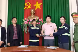 Đà Lạt: Nhặt ba lô chứa cọc USD, công nhân tìm người trả lại