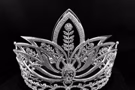 Cô bé 10 tuổi thiết kế vương miện Hoa hậu du lịch bản sắc Việt Nam 2023 