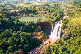 Quanh co ghềnh thác