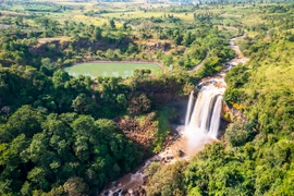 Quanh co ghềnh thác