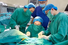 Bé gái 11 tuổi bị dị tật tử cung đôi