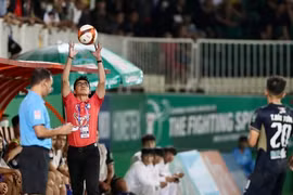 Sau những thất bại 'nghẹn ngào', HLV Kiatisak sẽ cho HAGL chơi lấy công bù thủ