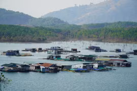 Ngư phủ hồ Sê San làm du lịch 