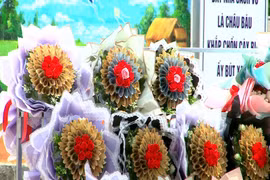 Cẩn trọng với những giỏ hoa cuốn từ tiền thật