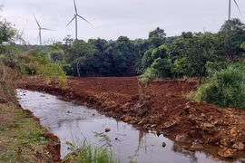 Ngang nhiên nắn dòng suối Ia Châm