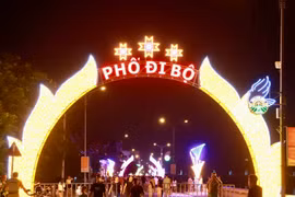 Đẹp lung linh phố đi bộ bên dòng sông Đà Hòa Bình