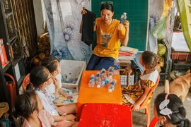 Lớp học 'Cầu vồng' của cô gái bán dừa