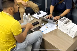 Bắt giữ kẻ buôn lậu 22 điện thoại iPhone 15 Pro Max từ Singapore về Việt Nam