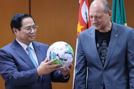 Thủ tướng đề nghị Brazil hỗ trợ Việt Nam phát triển nền bóng đá, thăm CLB Corinthians