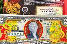 Chi tiền triệu mua tiền lưu niệm, tiền mạ vàng hình rồng để lì xì