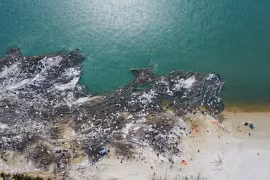 Gần 100 tình nguyện viên tham gia chiến dịch làm sạch Vịnh Hạ Long