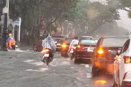 Từ Quảng Trị đến Bình Định mưa rất to, đe dọa ngập lụt