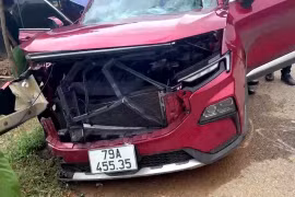 Ô tô con tông vào lan can bên đường khiến 2 người chết, 3 người bị thương