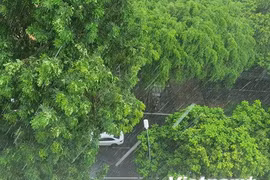 Mưa dông bao trùm trên cả nước, đề phòng lũ quét, sạt lở đất