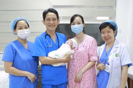 Nuôi thành công bé chào đời nặng 4 lạng