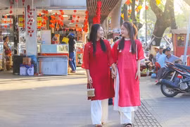 Bạn trẻ xứ Huế diện áo dài ra chợ để về với tết xưa