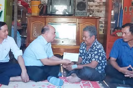 Tặng quà Tết cho hộ nghèo và người có uy tín