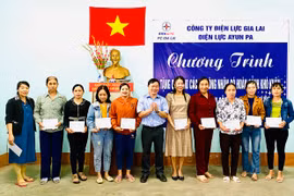 Tặng quà cho nữ công nhân Ban Quản lý Dịch vụ công ích thị xã Ayun Pa