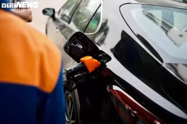 Giá xăng dầu hôm nay 30/10: Tiếp tục đi xuống