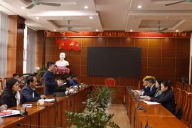 Đình chỉ hiệu trưởng để 11 học sinh chia nhau bữa sáng với 2 gói mì tôm