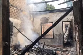 Kon Tum: Căn nhà bị thiêu rụi sau nhiều tiếng nổ lớn