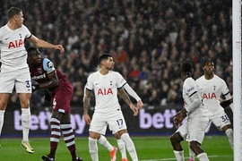 Tottenham sẩy chân derby, Ngoại hạng Anh nóng bỏng nhiều cuộc đua