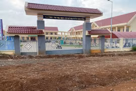 Cổng trường khang trang khóa im lìm, giáo viên, học sinh lòng vòng đi cổng phụ