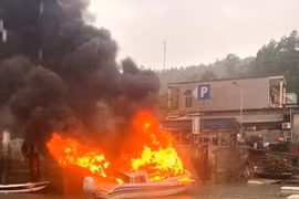 Xuồng cao tốc bốc cháy, 4 người bị thương