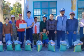 Tặng 646 suất quà cho đồng bào nghèo và học sinh khó khăn tại xã Đak Rong