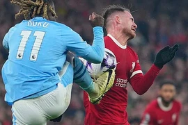 Liverpool chia điểm nghẹt thở với Man City, Arsenal hưởng lợi lớn