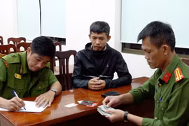 Trả lại ví da cho du khách đánh rơi