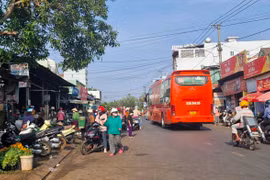 Họp chợ lấn vỉa hè, lòng đường Nơ Trang Long