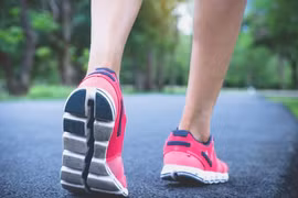 Đi bộ lùi mang lại nhiều lợi ích bất ngờ