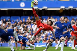 Chia điểm đại chiến, Chelsea và Liverpool phiền muộn vì... VAR