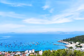 Trong xanh cù lao giữa biển