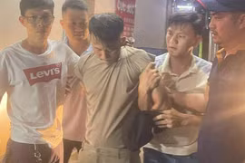 Bắt kẻ cướp dùng súng xông vào nhà sách ở Đồng Nai