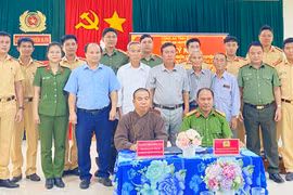 Tăng ni, phật tử huyện Ia Pa ký kết tuyên truyền đảm bảo trật tự an toàn giao thông