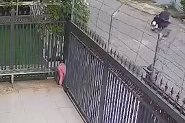 Bé gái 4 tuổi hôn mê do mắc kẹt ở cửa cổng tự động