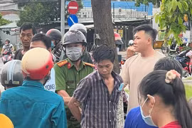 Một thanh niên dũng cảm rượt đuổi, quật ngã nghi phạm cướp giật tại tiệm vàng