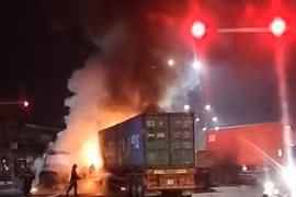 Bình Dương: Hai xe container đấu đầu, bốc cháy ngùn ngụt