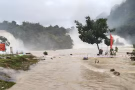 Thác Bản Giốc mùa nước lũ