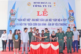 Công ty 74 (Binh đoàn 15) tổ chức lễ gắn kết hộ