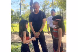 Chuyện 2 cô bé Bahnar giỏi tiếng Anh