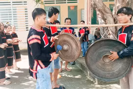 “Truyền lửa” đam mê nghệ thuật cồng chiêng