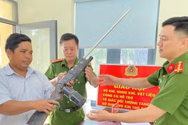 Bà con Tây Nguyên giao nộp hàng nghìn khẩu súng tự chế cho công an