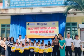 Kon Tum: Huy động 28.100 bộ sách giáo khoa tặng học sinh